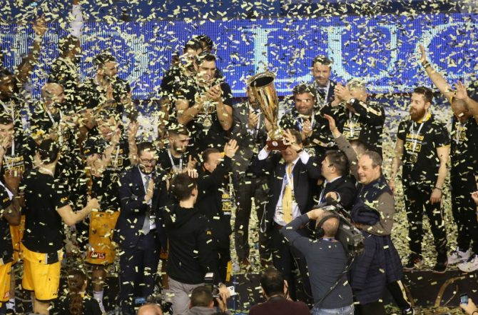 Η απονομή στη Βασίλισσα! (VID)