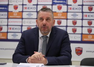 Παπαθεοδώρου: «Έτσι δεν μπορούμε να πάμε πουθενά»