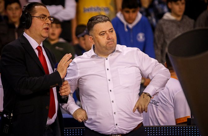 Γιατράς: Σε έξαλλη κατάσταση έξω από τα αποδυτήρια των διαιτητών (video)