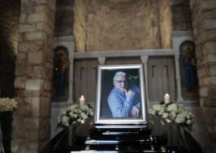 Κώστας Βουτσάς: Σε λαϊκό προσκύνημα η σορός του