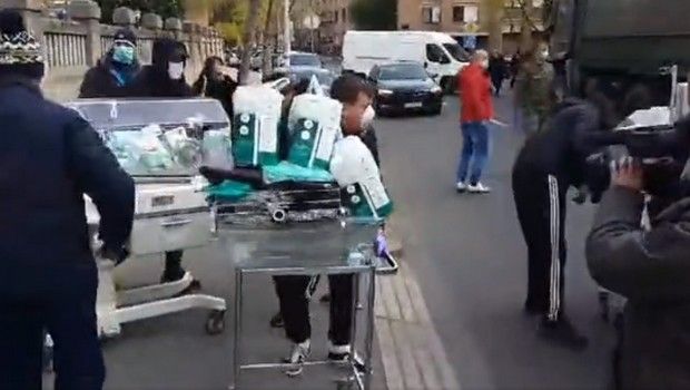 Οπαδοί της Ντινάμο Ζάγκρεμπ έβγαλαν θερμοκοιτίδες από ετοιμόρροπο μαιευτήριο Οπαδοί της Ντινάμο Ζάγκρεμπ έβγαλαν θερμοκοιτίδες από ετοιμόρροπο μαιευτήριο