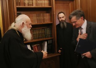 Ιερώνυμος: «Να μετατρέψουμε τα σπίτια μας σε εκκλησίες και να προσευχηθούμε»