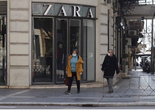 Κορωνοϊός – Οδηγός για εργαζόμενους: Ποιοι και πώς θα λάβουν τα 800 ευρώ