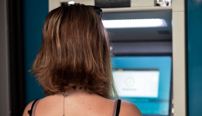 Τράπεζες: Έως 400 ευρώ οι αναλήψεις μετρητών από τα ATM