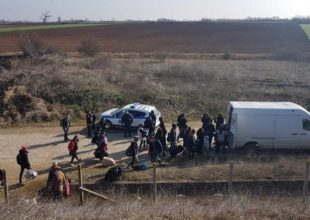 Εκατοντάδες άνθρωποι περνούν τον φράχτη στον Έβρο