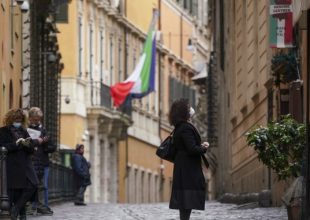 Κορωνοϊός: Η Ελλάδα φαίνεται να απομακρύνεται από το “σενάριο Ιταλίας”