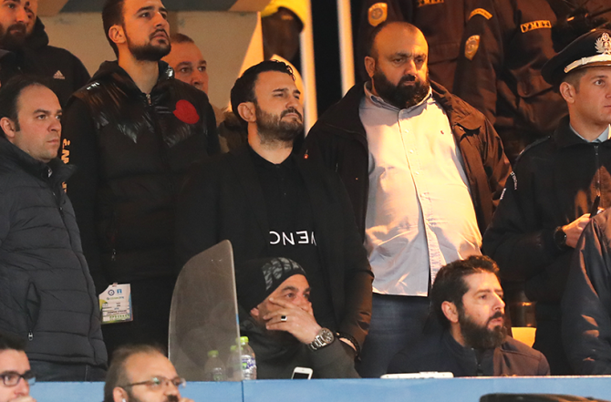 Προκλητικός Καρυπίδης – Με μπράβους στα αποδυτήρια
