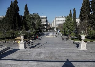 Πέτσας: Θα απαγορεύσουμε τις συναθροίσεις άνω των 10 ατόμων