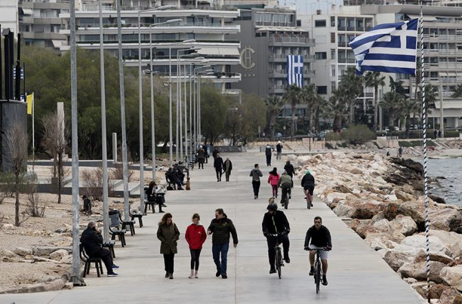 Κορωνοϊός: Γιατί ανεβαίνουν πάλι τα κρούσματα – Τι εκτιμούν οι ειδικοί