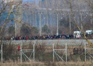 Απομακρύνονται απ’ τα σύνορα οι πρόσφυγες και μετανάστες