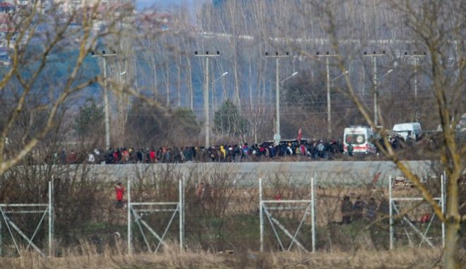 Απομακρύνονται απ’ τα σύνορα οι πρόσφυγες και μετανάστες