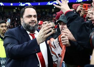 Μαρινάκης: Έκανε χειραψία με όλα τα μέλη της Νότιγχαμ Φόρεστ…