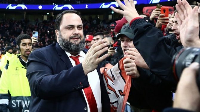 Μαρινάκης: Έκανε χειραψία με όλα τα μέλη της Νότιγχαμ Φόρεστ… Μαρινάκης: Έκανε χειραψία με όλα τα μέλη της Νότιγχαμ Φόρεστ…