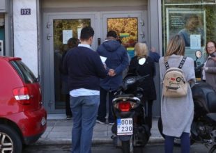 Ουρές έξω από τις τράπεζες: Ο ένας πάνω στον άλλον, χωρίς τήρηση των κανόνων ασφαλείας