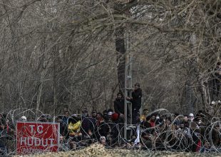 Έβρος: Η στιγμή που Τούρκοι αστυνομικοί ρίχνουν χημικά στους Έλληνες (vid)