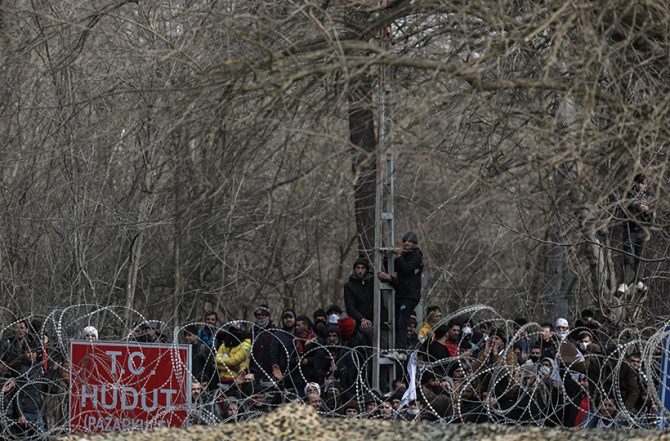 Έβρος: Η στιγμή που Τούρκοι αστυνομικοί ρίχνουν χημικά στους Έλληνες (vid)
