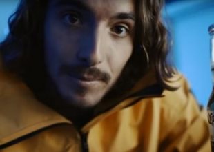 Κορωνοϊός: Ο Τσιτσιπάς ανέβασε video με μπύρα Corοna και μουσική X-Files