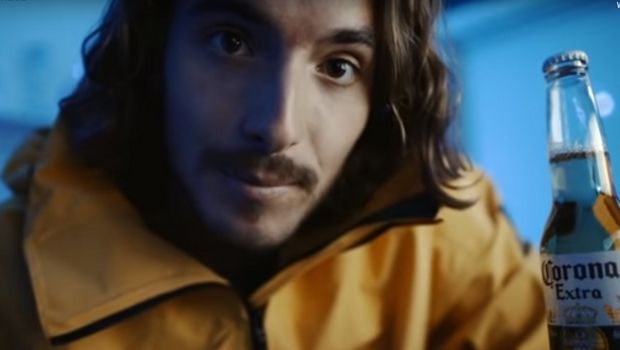 Κορωνοϊός: Ο Τσιτσιπάς ανέβασε video με μπύρα Corοna και μουσική X-Files