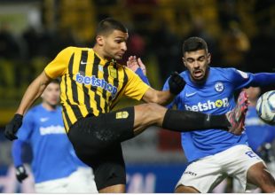 Ξεφτίλα: O  Ρόουζ του Άρη χαλαρώνει με φανέλα Ολυμπιακού (pic)