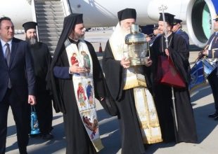 Άγιο Φως: Έφτασε στην Ελλάδα, δεν θα διανεμηθεί στις εκκλησίες