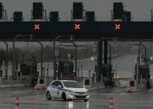 Απαγόρευση κυκλοφορίας: Έλεγχοι στα διόδια, πρόστιμο 300 ευρώ σε επίδοξους εκδρομείς και αφαίρεση πινακίδας