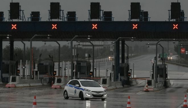 Απαγόρευση κυκλοφορίας: Έλεγχοι στα διόδια, πρόστιμο 300 ευρώ σε επίδοξους εκδρομείς και αφαίρεση πινακίδας