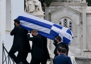Μανώλης Γλέζος: Αποχαιρετισμός στον τελευταίο παρτιζάνο – Μεσίστια η σημαία στην Ακρόπολη