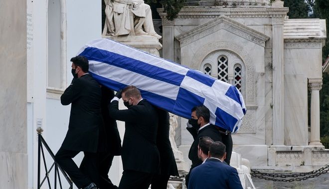 Μανώλης Γλέζος: Αποχαιρετισμός στον τελευταίο παρτιζάνο – Μεσίστια η σημαία στην Ακρόπολη