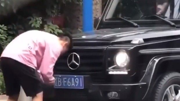 Ο Κινέζος εξτρέμ που άλλαξε πινακίδα και τον… άλλαξαν