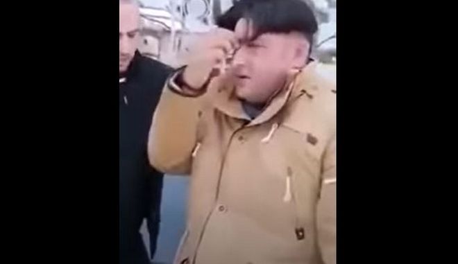 Ντροπή: Οπαδός του ΠΑΟΚ ανάγκασε μετανάστη να κάνει τον σταυρό του