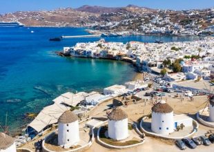 Μύκονος: Χαμός ακυρώσεων σε ξενοδοχεία – Αναχωρούν από το νησί της σιωπής