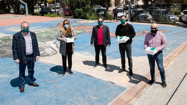 Κορωνοϊός: Στα Σεπόλια μέρος από τις μάσκες που δώρισε η οικογένεια Αντετοκούνμπο