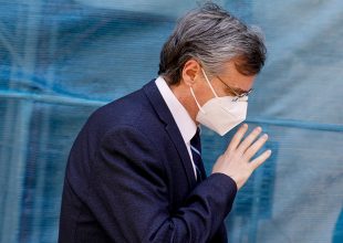 Ο Τσιόδρας στην κλινική «Ταξιάρχαι»: Άλλοι 6 θετικοί στον κορωνοϊό -Ασθενείς μεταφέρονται σε ΝΙΜΤΣ και «Αττικόν»
