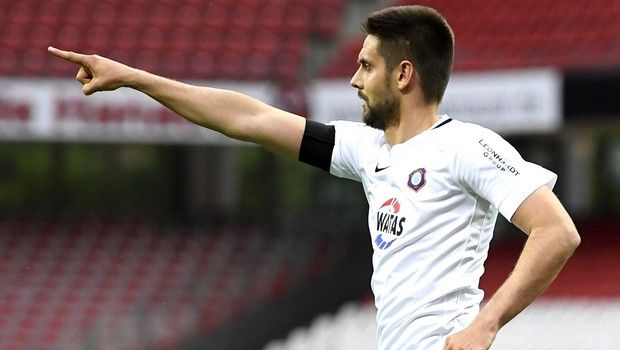 Αψήφισε τις οδηγίες και αγκάλιασε τον οδηγό που του έσωσε τη ζωή Αψήφισε τις οδηγίες και αγκάλιασε τον οδηγό που του έσωσε τη ζωή