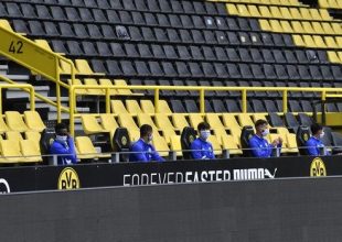 Ντόρτμουντ – Σάλκε: Αποστάσεις, μάσκες και γάντια στους πάγκους των ομάδων