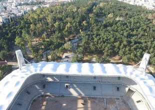 Με φόντο το άλσος (ΦΩΤΟ)