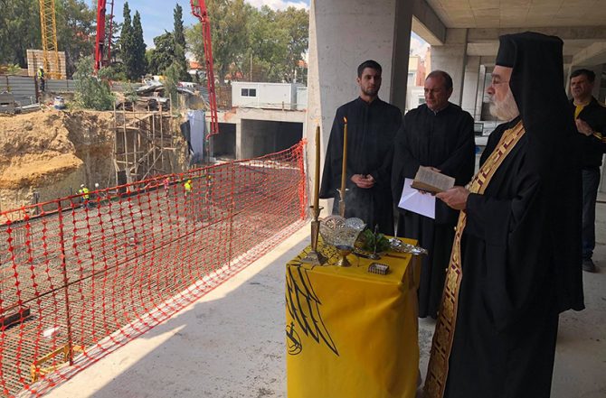 Συγκίνηση: Πέτρα της Αγιά Σοφιάς παρέδωσε για το μουσείο της ΑΕΚ ο πατήρ Τιμόθεος! (ΦΩΤΟ)