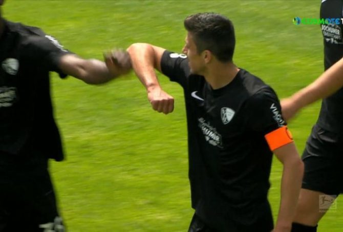 Ο κορωνοϊός αλλάζει τους πανηγυρισμούς: Μπήκε γκολ στη Γερμανία κι έκαναν… αγκώνες!