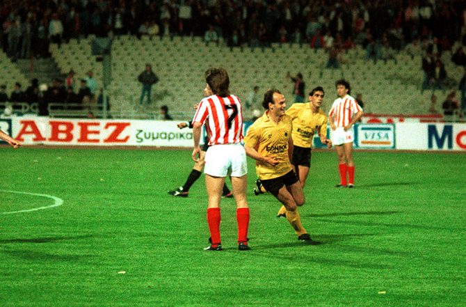 Όταν ο Καραγκιοζόπουλος ξέρανε τον Ολυμπιακό και χάρισε την κούπα στην ΑΕΚ (vid)