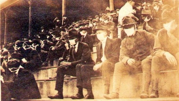 Στην πανδημία του 1918 οι θεατές φορούσαν μάσκες στις εξέδρες Στην πανδημία του 1918 οι θεατές φορούσαν μάσκες στις εξέδρες