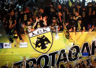 Η Φιλαδέλφεια φόρεσε τα καλά της και υποδέχτηκε την πρωταθλήτρια ΑΕΚ – Πάρτι από 65.000 φίλους της