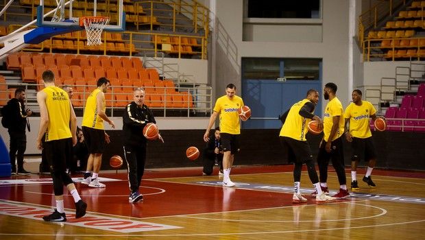 Καραντίνα και τεστ για την Βασίλισσα