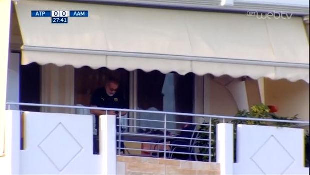 Φίλαθλος της ΑΕΚ παρακολουθεί το Ατρόμητος – Λαμία