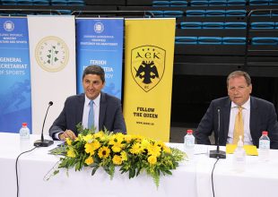 Η Βασίλισσα πήρε τα κλειδιά του νέου γηπέδου της (PICS)