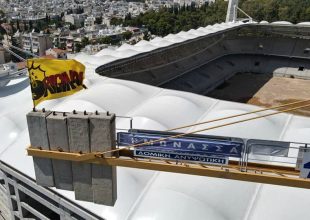 Με σημαία ORIGINAL 21 ο γερανός μπροστά από την Σκεπαστή (ΦΩΤΟ)