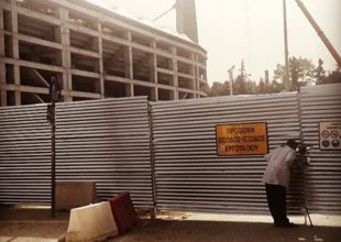 Μια εικόνα χίλιες λέξεις: Ο παππούς με την μαγκούρα κρυφοκοιτάει τα… έργα!