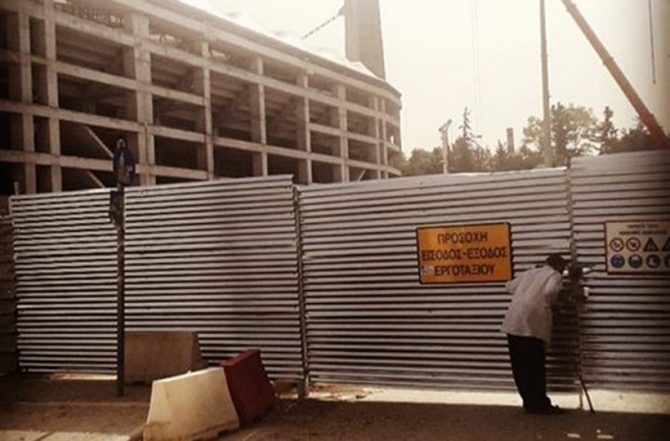 Μια εικόνα χίλιες λέξεις: Ο παππούς με την μαγκούρα κρυφοκοιτάει τα… έργα!