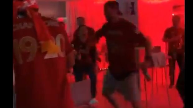 Λίβερπουλ: Ο αστείος χορός του μεθυσμένου Κλοπ