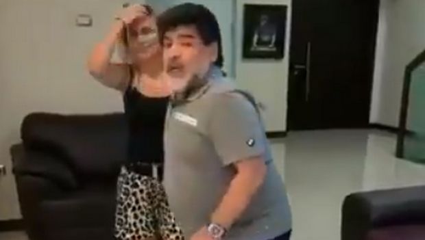 O Μαραντόνα μας έδειξε τα… οπίσθιά του (VID)