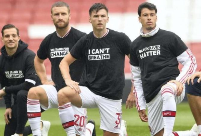 «Black lives matters» και όχι τα ονόματα των παικτών στις φανέλες της Πρέμιερ Λιγκ